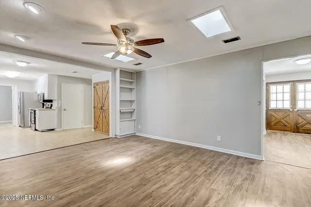 a view of a livingroom with a ceiling fan