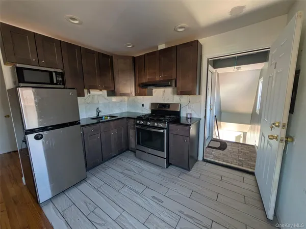 $1,900 | 20 Blauvelt Avenue, Unit 2R, West Haverstraw, NY 10993