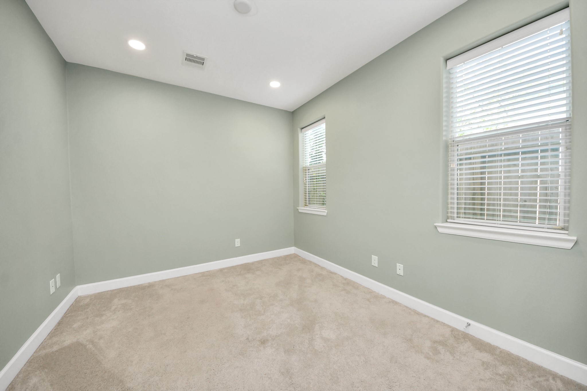 1716 Stuart Street Houston, TX 77004 - Photo 6 of 39 an empty room with a window