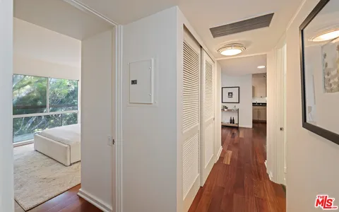 $799,000 | 330 South Barrington Avenue, Unit 307, Los Angeles, CA 90049