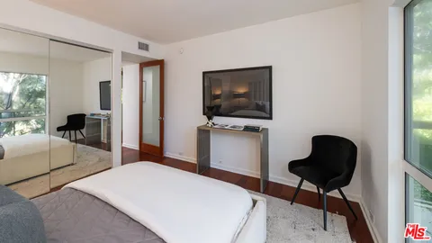 $799,000 | 330 South Barrington Avenue, Unit 307, Los Angeles, CA 90049