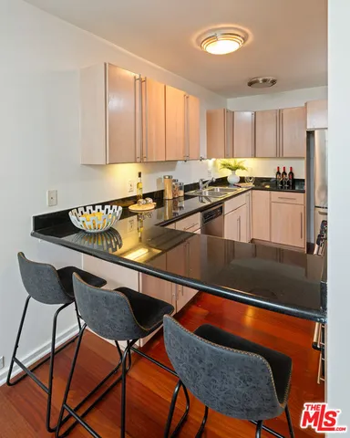 $799,000 | 330 South Barrington Avenue, Unit 307, Los Angeles, CA 90049