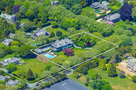 a view of a tennis court