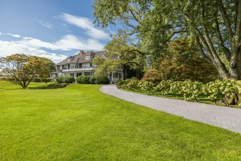 a black and white photo of a room