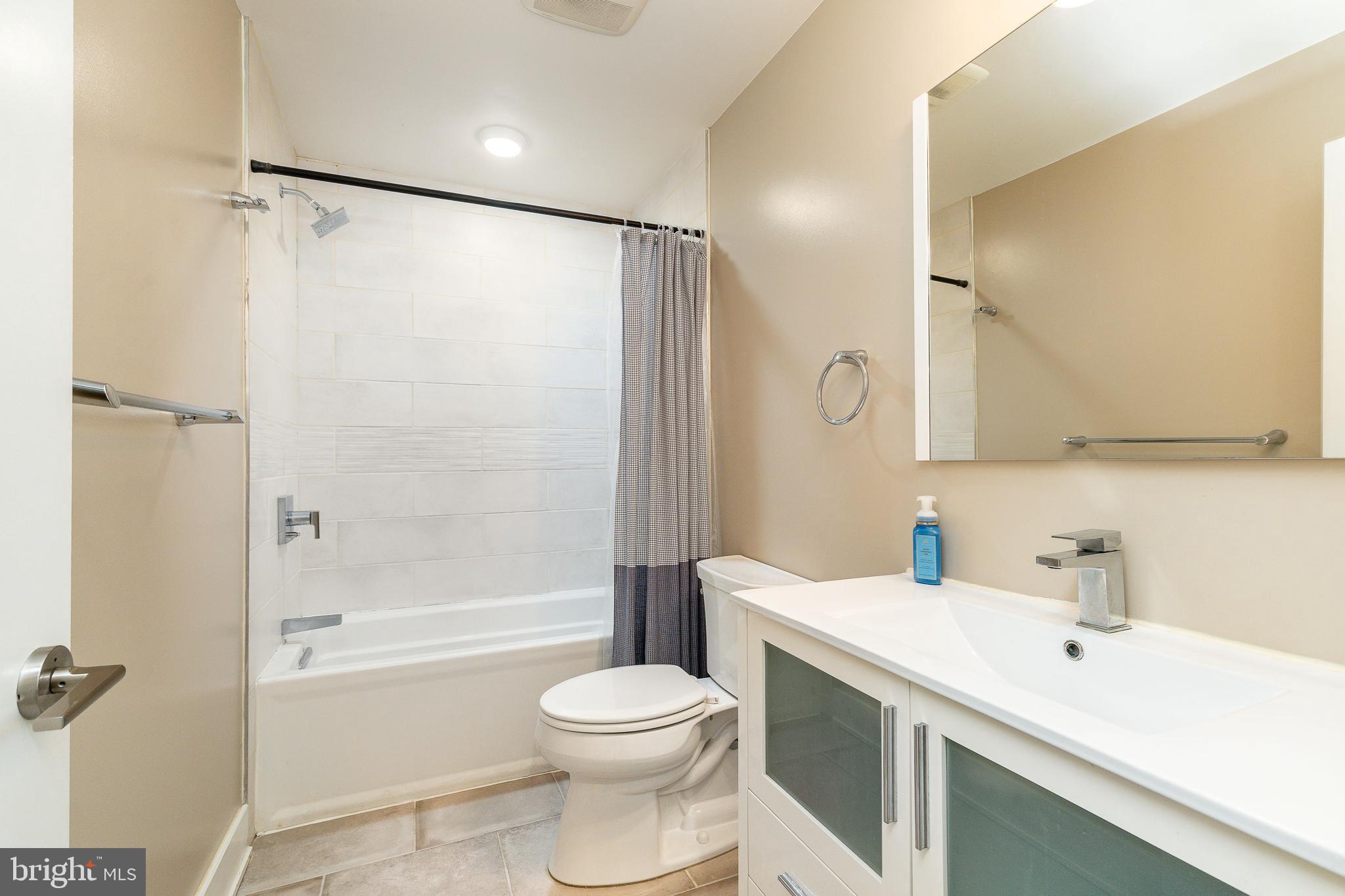 1237 North 5th Street, Unit 2 Philadelphia, PA 19122 - Photo 27 of 39 Bathroom 3