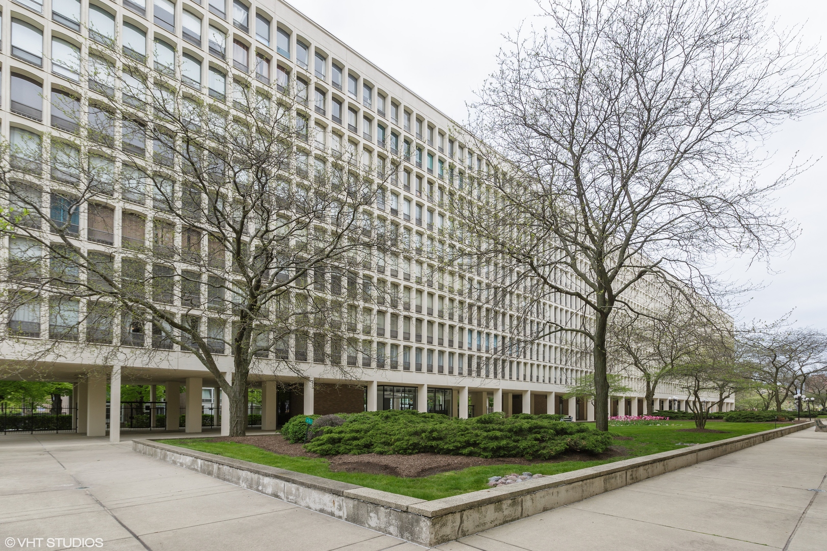 1400 East 55th Place, Unit 613S Chicago, IL 60637 - Photo 2 of 12 front view of a building with a garden