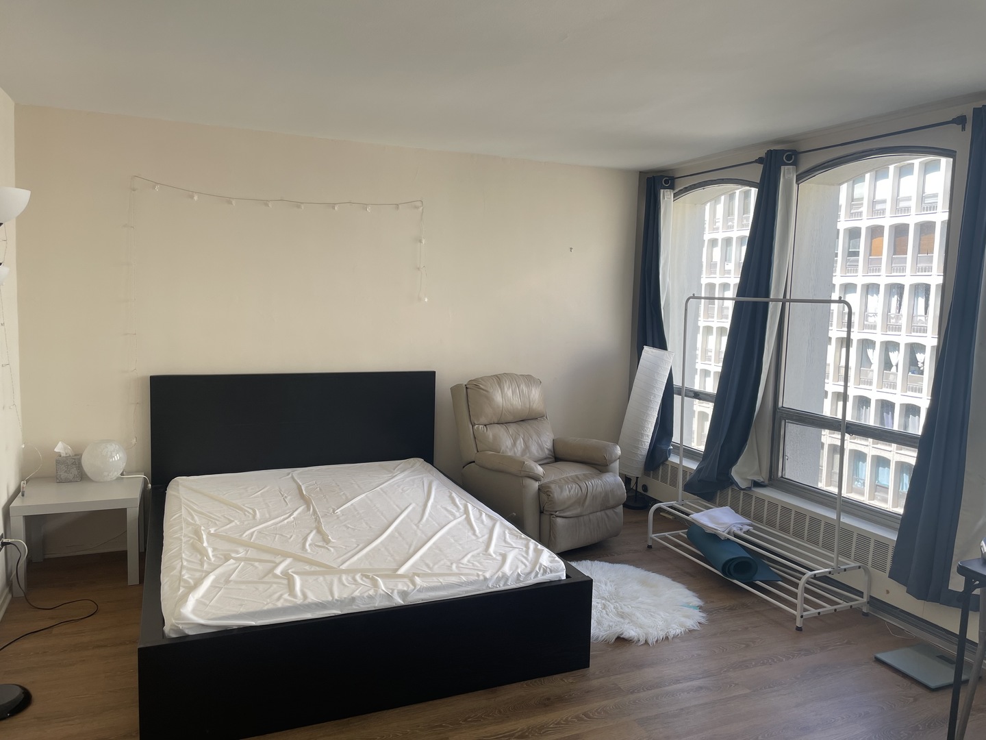 1400 East 55th Place, Unit 613S Chicago, IL 60637 - Photo 4 of 12 a bed sitting in a room next to a window