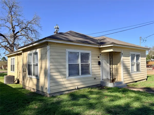 $180,000 | 500 West Third Street, Brenham, TX 77833