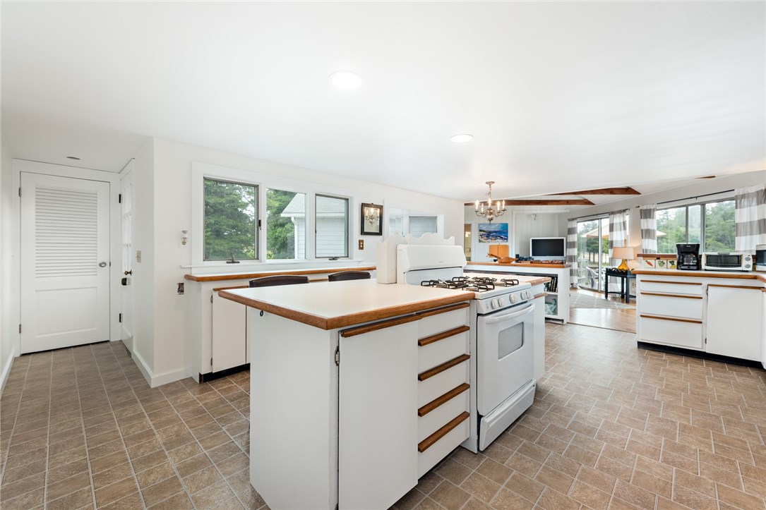 40 Grays Point Road Charlestown, RI 02813 - Photo 8 of 28