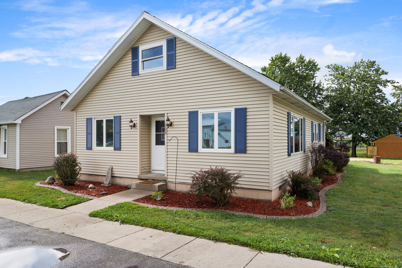 208 Maple Street Ogden, IL 61859 - Photo 3 of 30 front view of a house with a yard