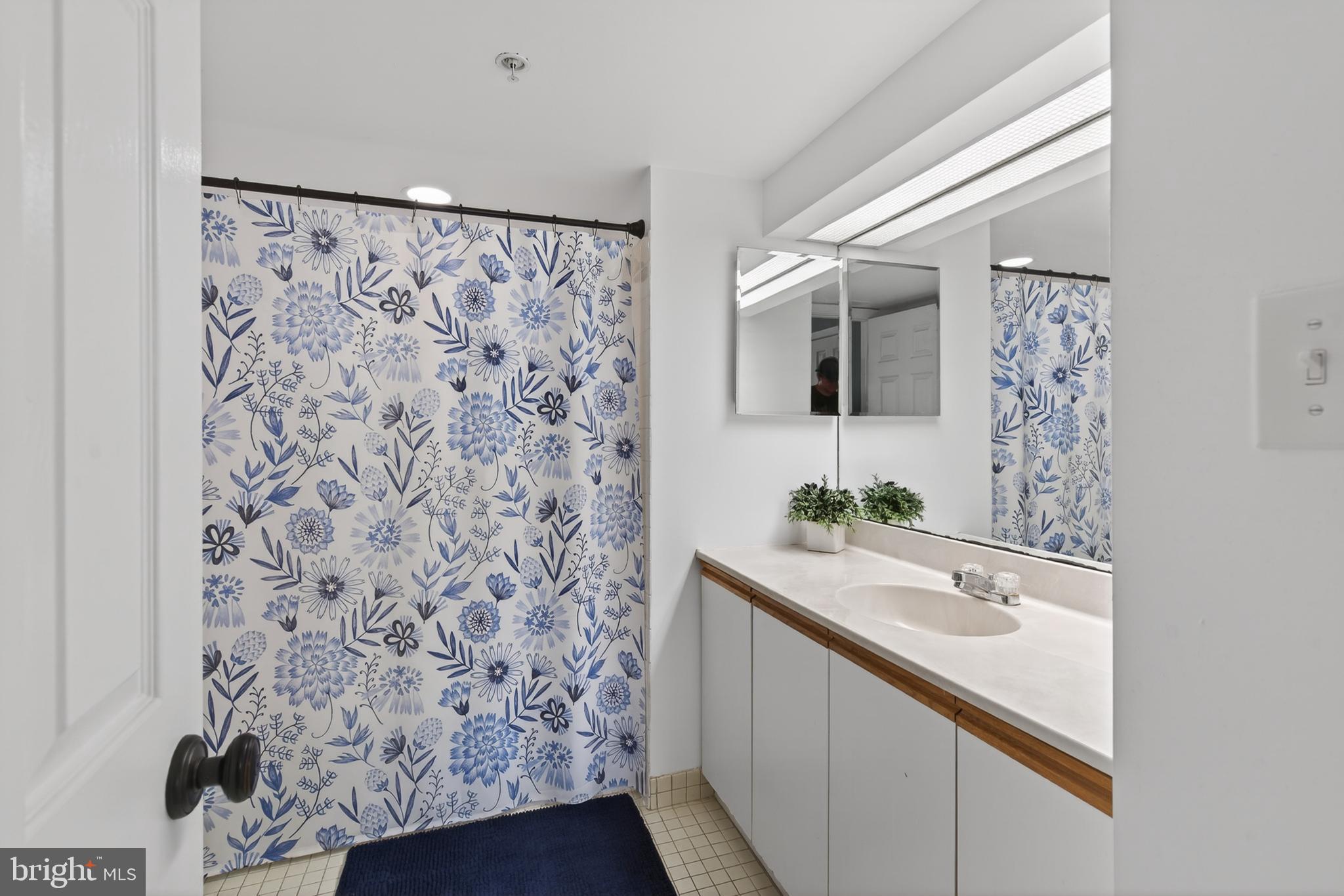 104 Woodside Road, Unit A102 Haverford, PA 19041 - Photo 26 of 46 Primary En-Suite Bath