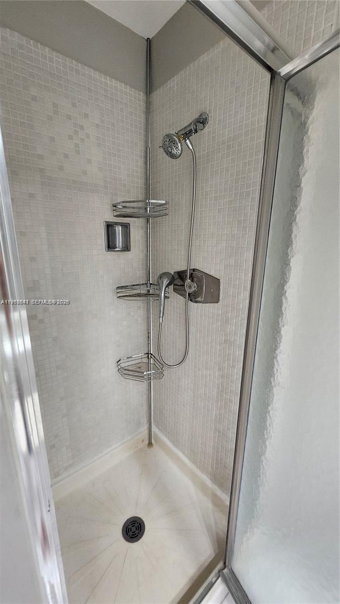 756 Flanders P Delray Beach, Unit 756 Delray Beach, FL 33484 - Photo 23 of 46 a bathroom with a shower