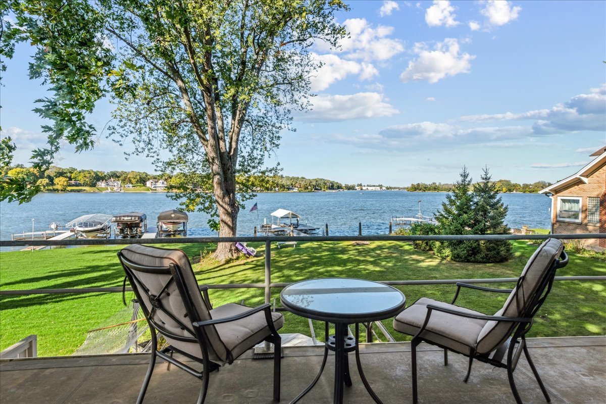 712 Regner Road McHenry, IL 60051 - Photo 3 of 25 a view of a chairs and table in patio