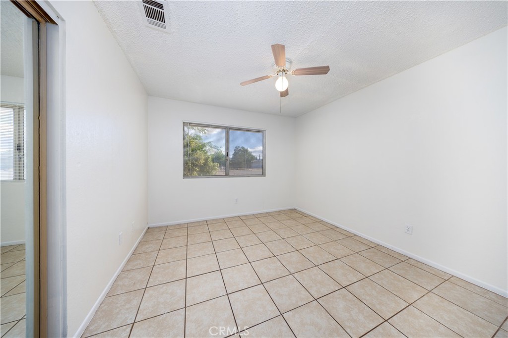 10686 Jamul Road Apple Valley, CA 92308 - Photo 16 of 23 Secondary bedroom