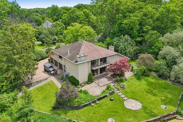 $700,000 | 1191 Hunters Lane, Libertyville, IL 60048