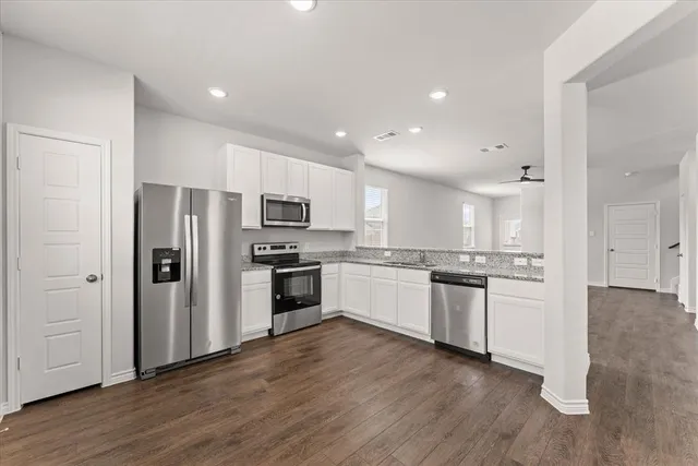 $2,300 | 5672 Shore Point Trail, Fort Worth, TX 76119