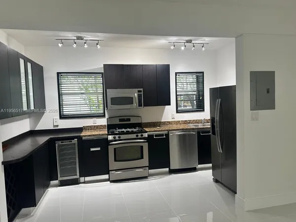 $2,600 | 4812 Pine Tree Drive, Unit 105, Miami Beach, FL 33140