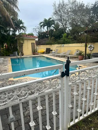 $2,600 | 4812 Pine Tree Drive, Unit 105, Miami Beach, FL 33140