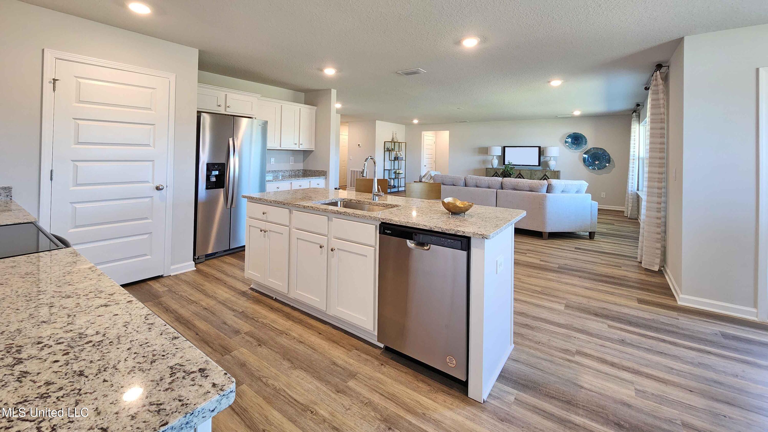 13509 Pond Ridge Way Gulfport, MS 39503 - Photo 10 of 35 Kitchen/Living Area