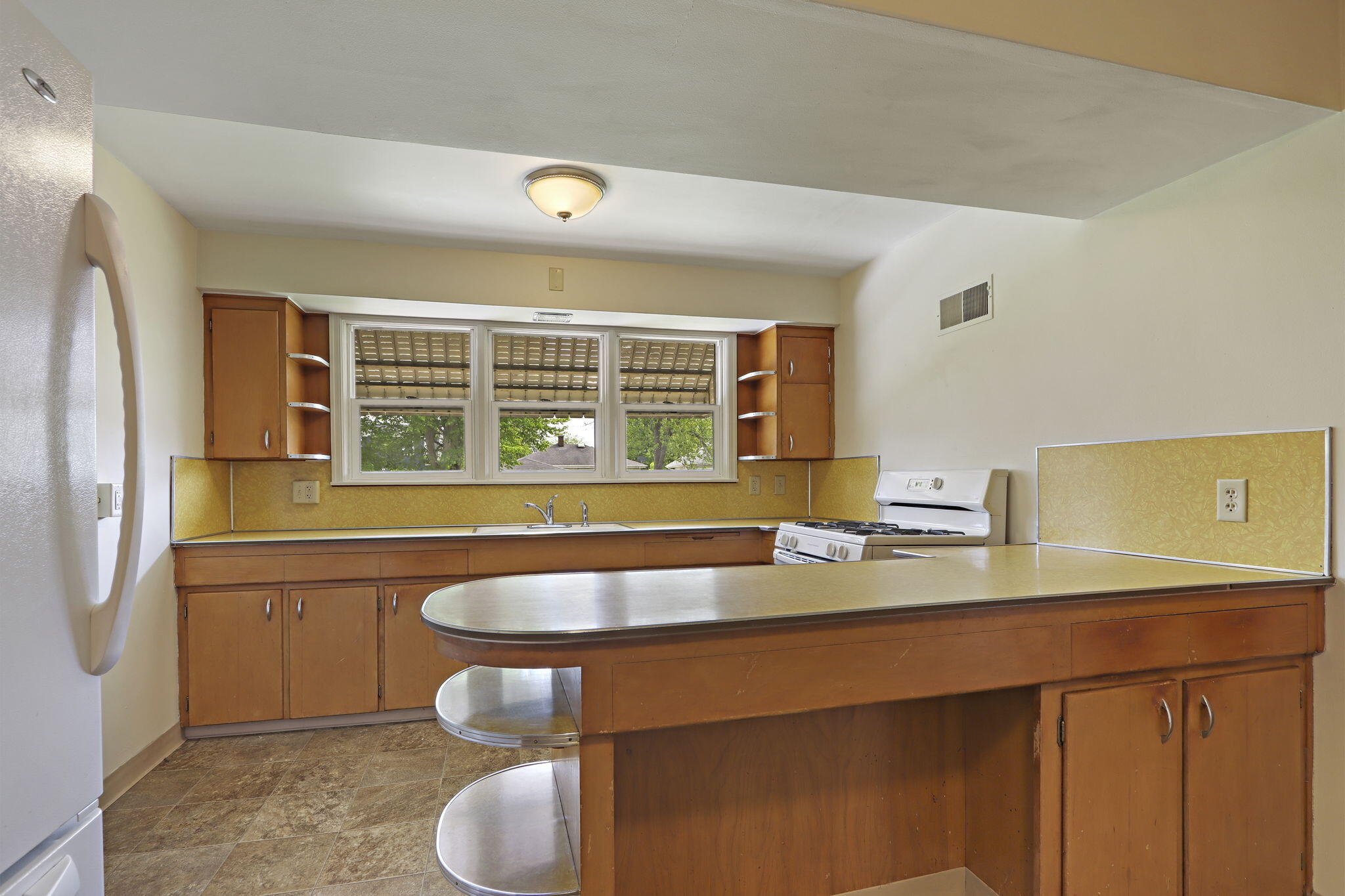 1815 29th Street Kenosha, WI 53140 - Photo 5 of 26 5-web-or-mls-1815 29th St, Kenosha, WI -