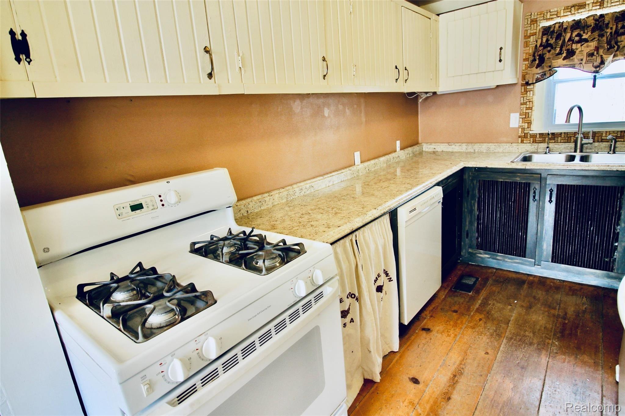 998 Baldwin Road Lapeer, MI 48446 - Photo 7 of 23 B7498E32-05C1-49BF-9205-B01E133243AA_1_201_a.jpeg