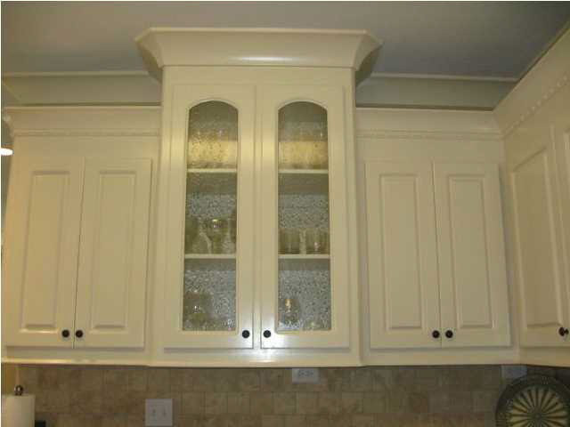 444 Springhill Place Brandon, MS 39047 - Photo 9 of 25 Beautiful glass accent in kitchen.