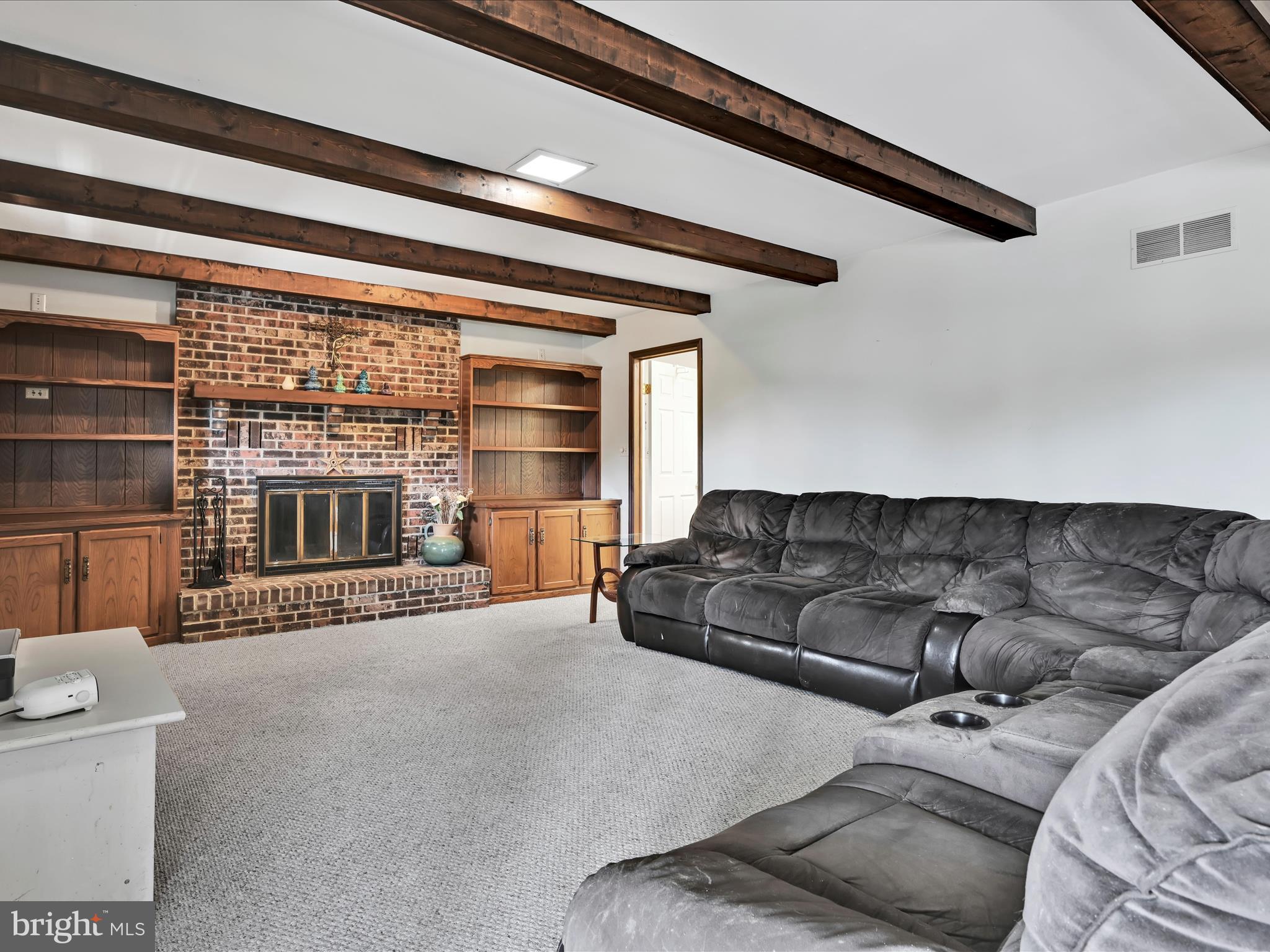 600 Beech Street Reading, PA 19605 - Photo 18 of 50 a living room with furniture and a window