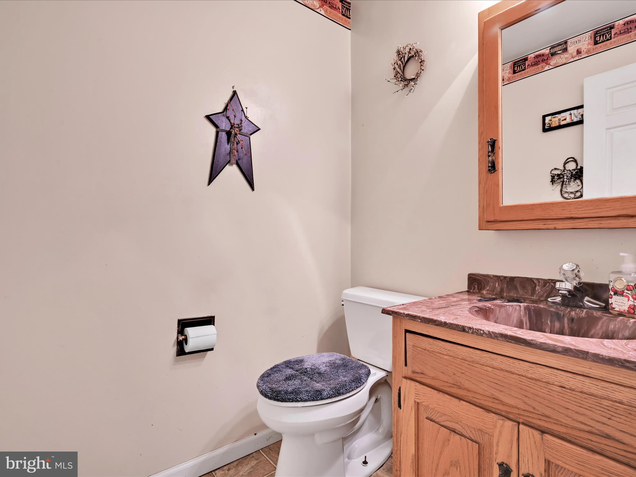 600 Beech Street Reading, PA 19605 - Photo 23 of 50 a bathroom with a toilet a sink and mirror