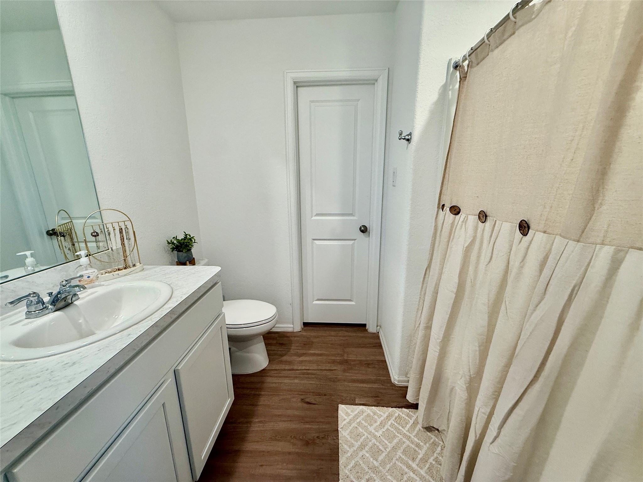 216 Bennett Street Angleton, TX 77515 - Photo 26 of 45 Primary EnSuite