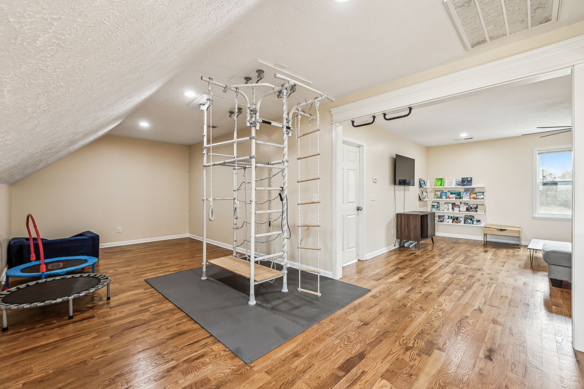 4618 Simmons Bluff Road Lebanon, TN 37090 - Photo 20 of 35 a living room with furniture and wooden floor