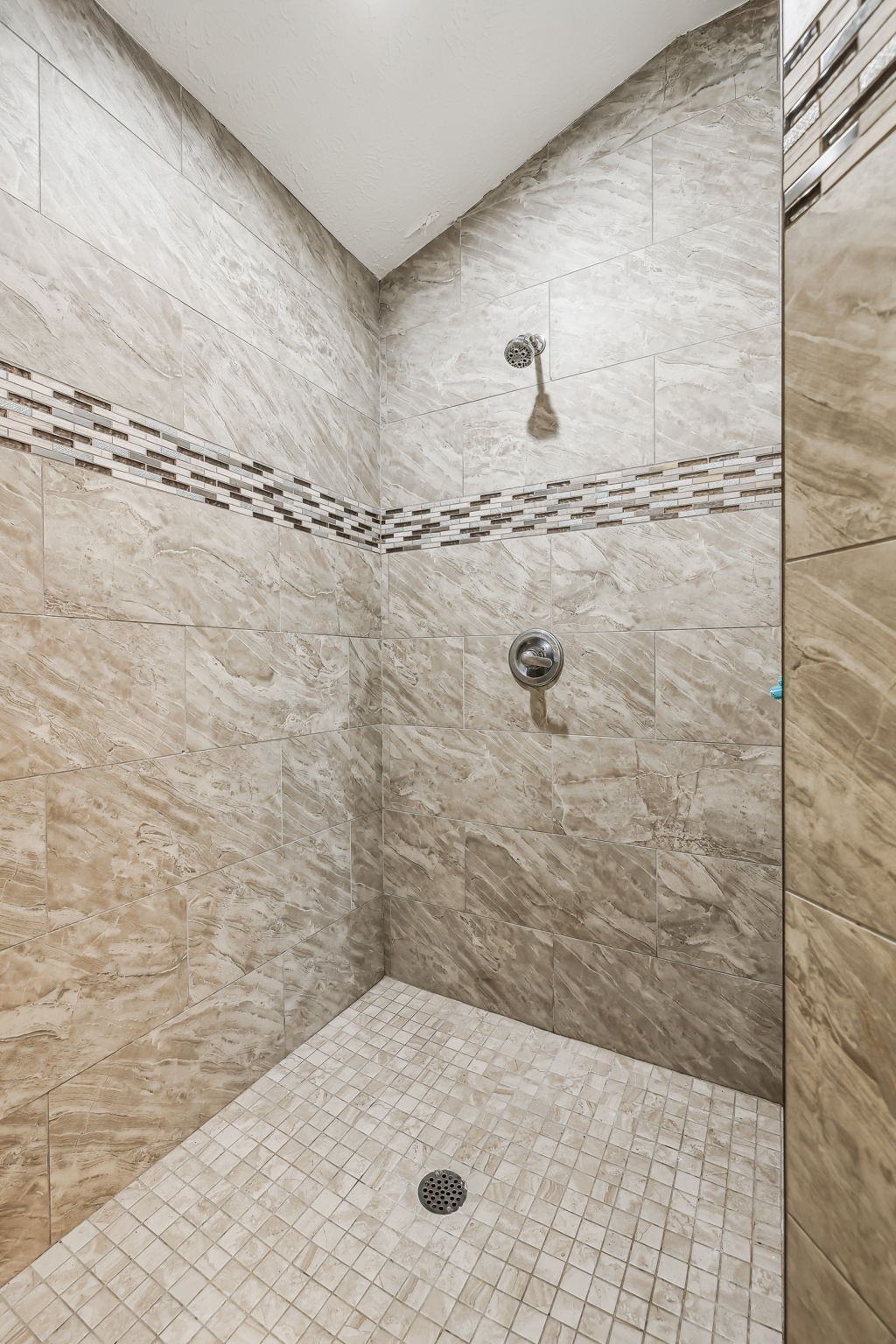 4618 Simmons Bluff Road Lebanon, TN 37090 - Photo 25 of 35 a bathroom with a shower