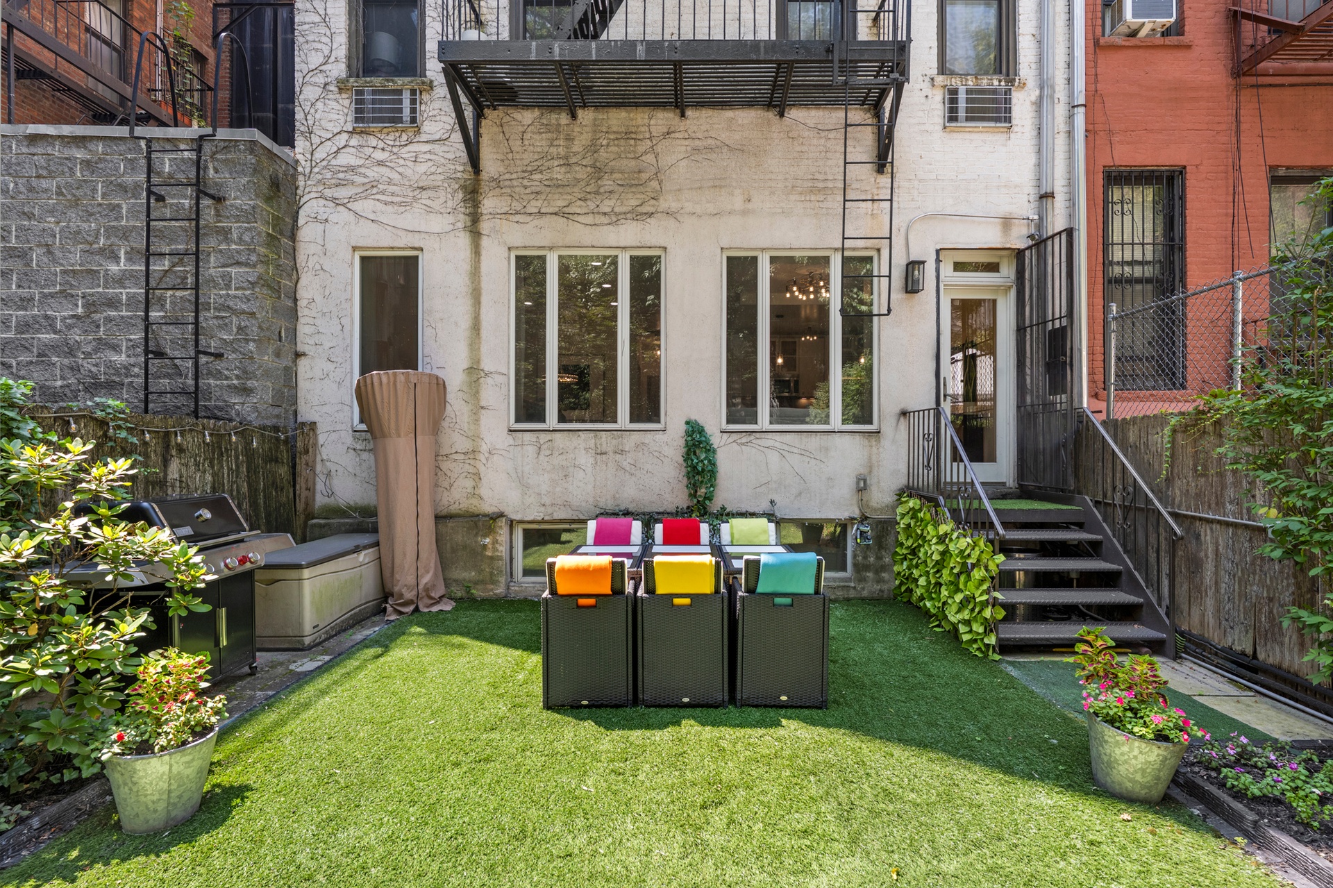 237 East 88th Street, Unit 101 Manhattan, NY 10128 - Photo 15 of 17 a view of a house with a tub and garden