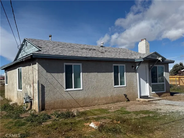 a view of a house with backyard