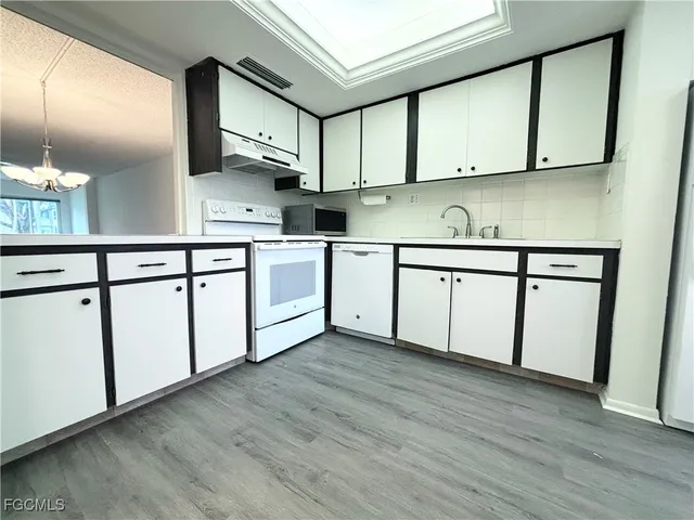 $1,295 | 2264 Winkler Avenue, Unit 107, Fort Myers, FL 33901