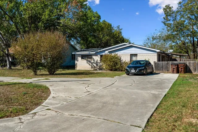 $475,000 | 1129 West San Antonio Street, Lockhart, TX 78644