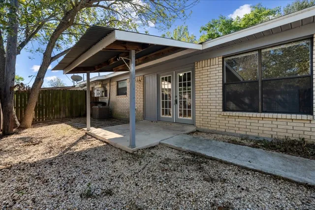 $475,000 | 1129 West San Antonio Street, Lockhart, TX 78644