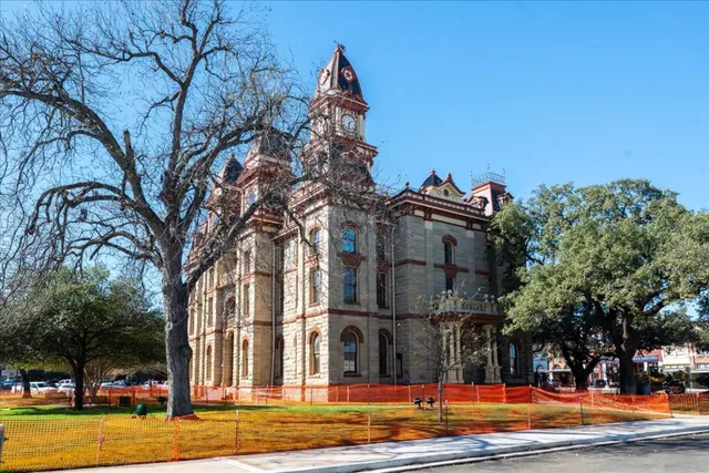 $475,000 | 1129 West San Antonio Street, Lockhart, TX 78644