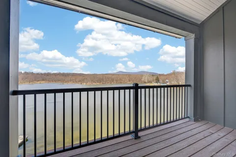 $975,000 | 22 Icehouse Drive, Saugerties, NY 12477