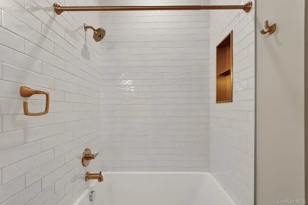 $975,000 | 22 Icehouse Drive, Saugerties, NY 12477