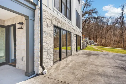 $975,000 | 22 Icehouse Drive, Saugerties, NY 12477