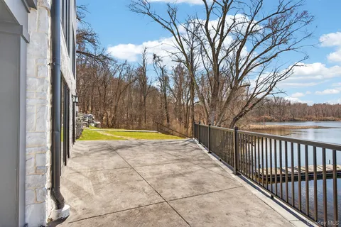 $975,000 | 22 Icehouse Drive, Saugerties, NY 12477