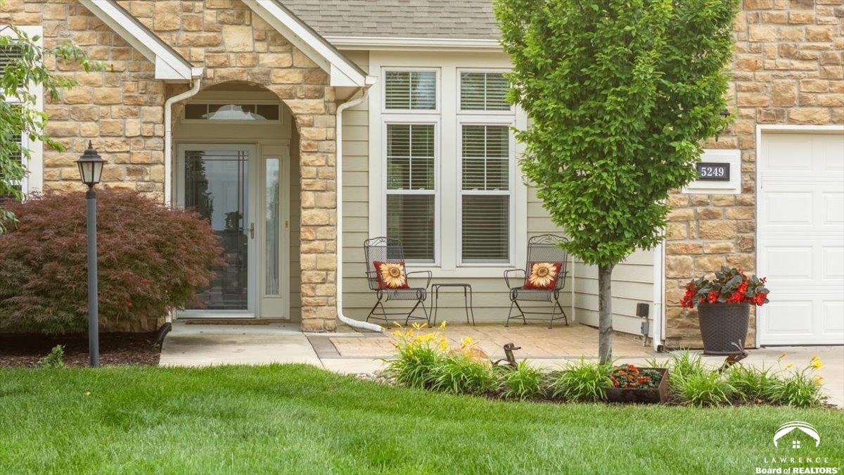 5249 Carson Place Lawrence, KS 66049 - Photo 2 of 25