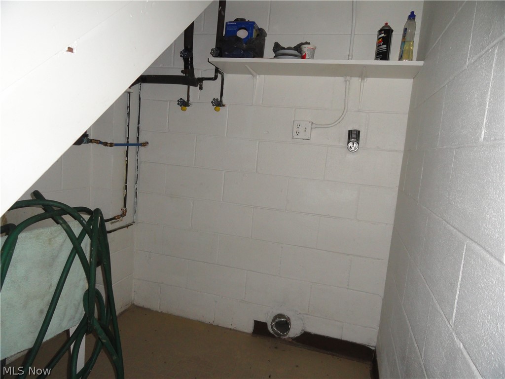 346 McIntosh Road Chester, WV 26034 - Photo 26 of 33 Garage Apt Laundry hookup