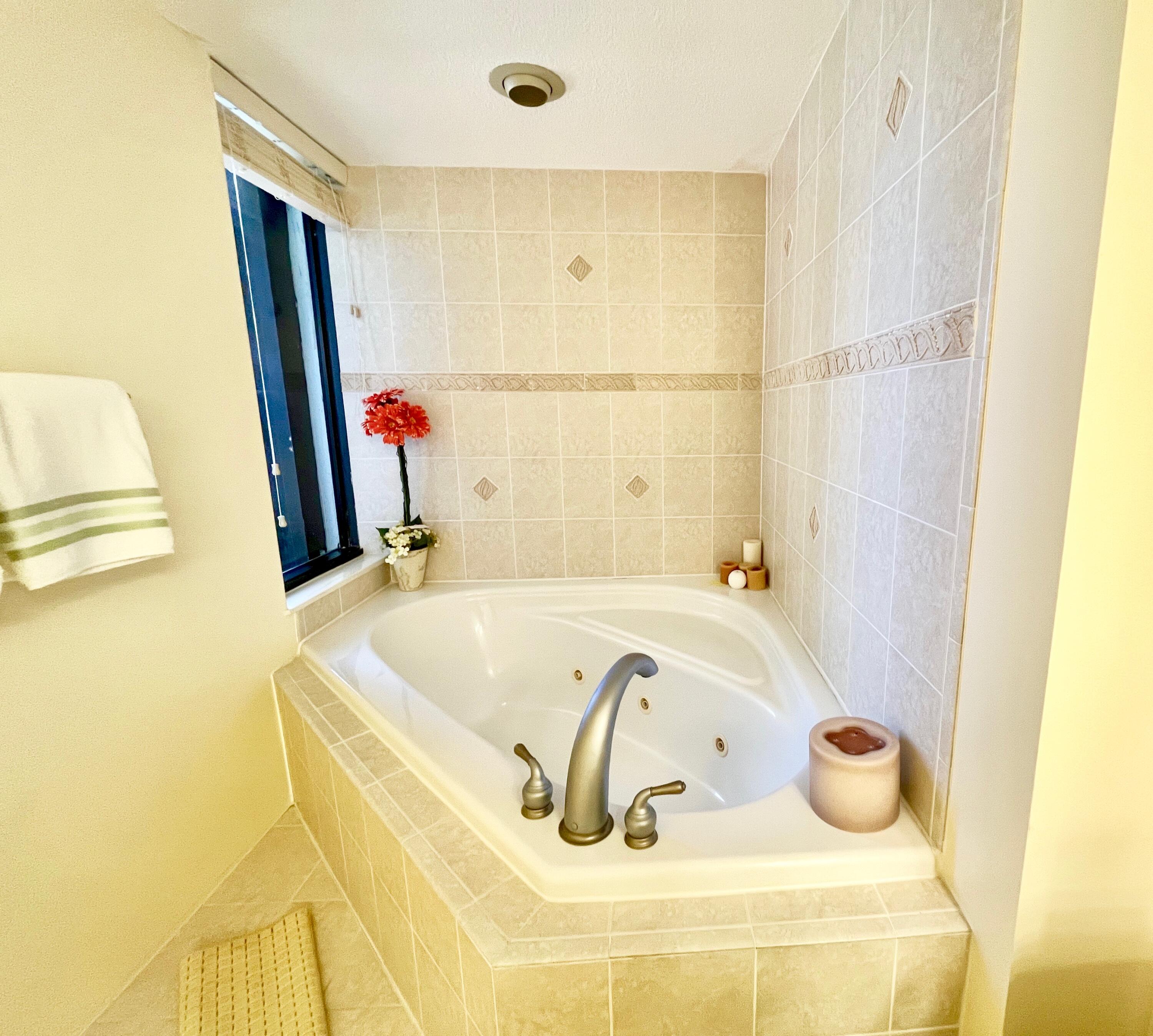 4000 North Ocean Drive, Unit 902 Singer Island, FL 33404 - Photo 23 of 53 a bathroom with a tub