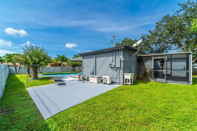 a view of a house with backyard