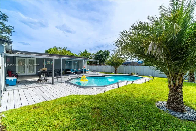 a view of a house with backyard