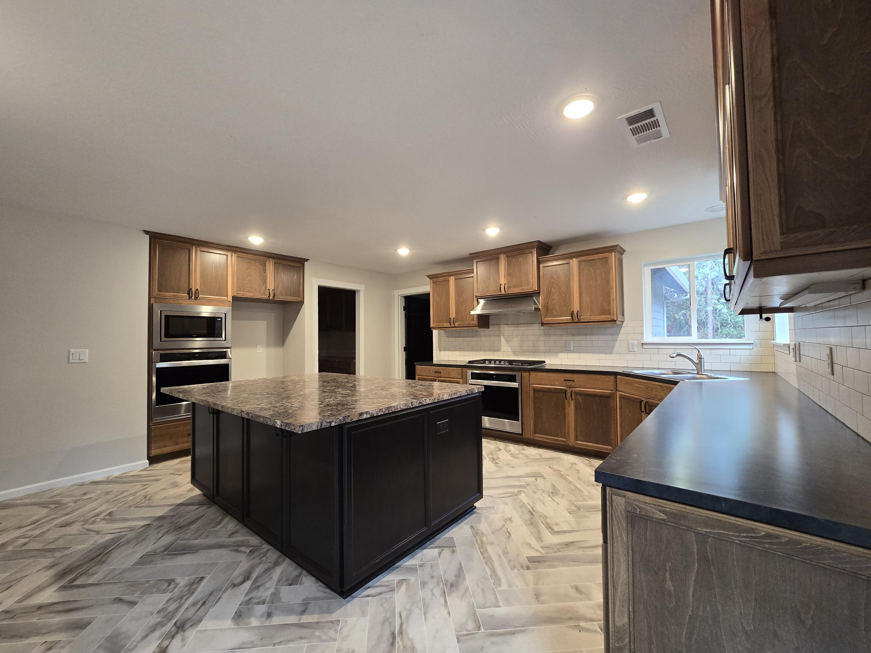 588 Upper Applegate Road Jacksonville, OR 97530 - Photo 16 of 53 kitchen2