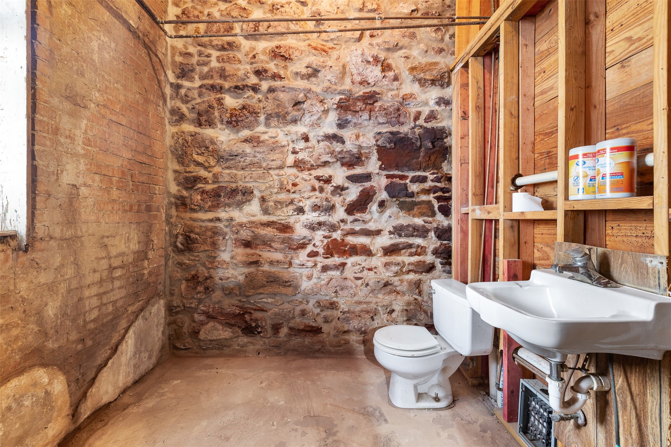 922 East Commerce Street Buffalo, TX 75831 - Photo 13 of 26 a bathroom with a sink toilet and shower
