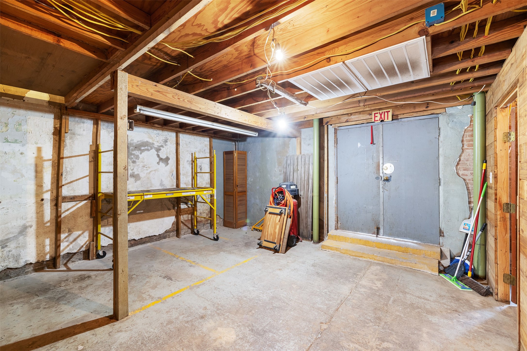 922 East Commerce Street Buffalo, TX 75831 - Photo 14 of 26 a view of a storage room with furniture