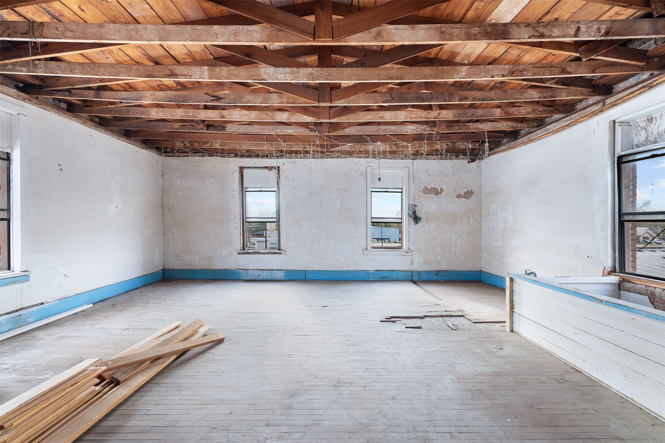 922 East Commerce Street Buffalo, TX 75831 - Photo 15 of 26 a view of a garage room